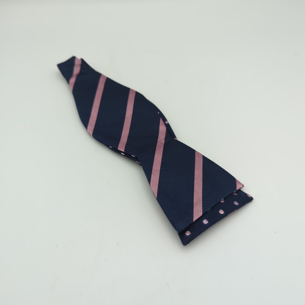 The tie bar Mens Bow tie 100% Silk Trad Stripe Navy Blue NWOT